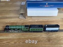 Celebrate 100th with Hornby R098 Flying Scotsman Two Tenders + three coach set