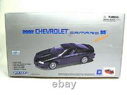 Welly Set Of Two 124 2002 Camaros, Black And Red Mint Condition In Orig Box