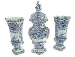 Ancien ensemble de garniture bleu et blanc de Delft comprenant deux vases et une urne couverte, extrêmement rare.