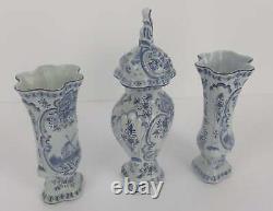 Ancien ensemble de garniture bleu et blanc de Delft comprenant deux vases et une urne couverte, extrêmement rare.