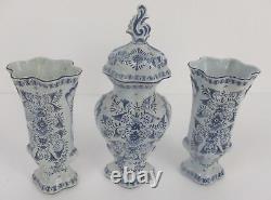 Ancien ensemble de garniture bleu et blanc de Delft comprenant deux vases et une urne couverte, extrêmement rare.