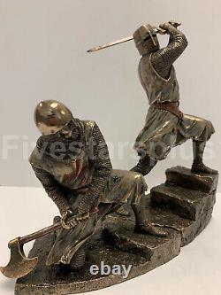Deux Chevaliers Templier Sur Les Escaliers Death Match Bataille Statue Sculpture Ensemble De Deux