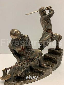 Deux Chevaliers Templiers Sur Les Escaliers Death Match Battle Statue Sculpture Ensemble De Deux
