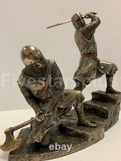 Deux Chevaliers Templiers Sur Les Escaliers Death Match Battle Statue Sculpture Ensemble De Deux