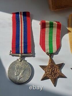 Ensemble De 5 Médailles De La Seconde Guerre Mondiale Dans Leur Boîte D'émission Attribué À W. F. Parker