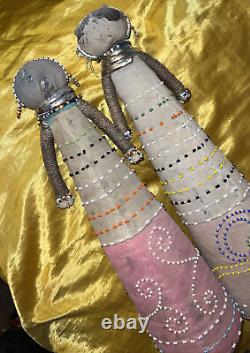 Ensemble De Deux 2 Rare Vintage Folk Art Doll Tissu Perles Collier Primitive Naive