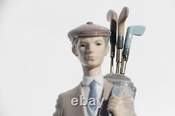 Ensemble De Deux Figurines Lladro Golfer, Attendant De Tee Off Et Nao Amusing Ballet