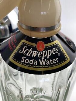 Ensemble de deux anciens siphons à soda Schweppes et verre