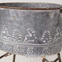 Ensemble de deux cache-pots en métal gris avec des rennes en métal : décoration de Noël.