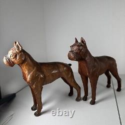 Ensemble de deux chiens Boxer en bois