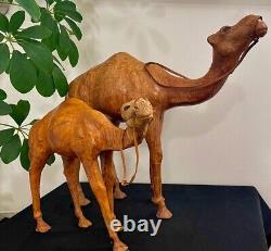 Ensemble de deux sculptures de chameaux vintage