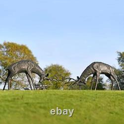 Ensemble de deux sculptures de jardin de combat de cerf rocheux vieilli en vert-de-gris