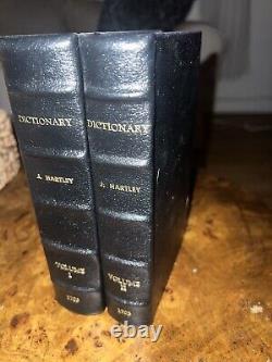 Ensemble de dictionnaires en deux volumes de collection reliés en cuir de 1703. Plus de 320 ans.