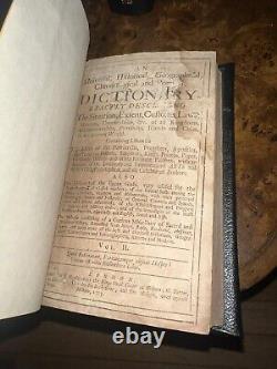 Ensemble de dictionnaires en deux volumes de collection reliés en cuir de 1703. Plus de 320 ans.