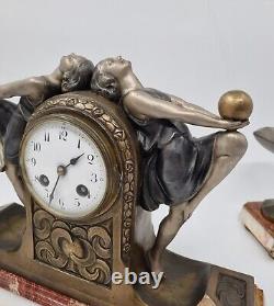 Ensemble de garniture de horloge Art Déco avec deux danseurs de balles par P. Sega