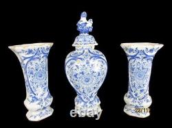 Ensemble de garniture de style antique en faïence de Delft bleu et blanc du XVIIIe siècle comprenant deux vases, une urne et un chien Foo couvert.