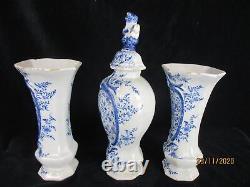 Ensemble de garniture de style antique en faïence de Delft bleu et blanc du XVIIIe siècle comprenant deux vases, une urne et un chien Foo couvert.