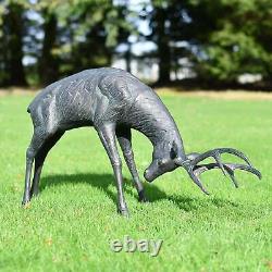 Ensemble de luxe de deux sculptures de jardin de combat de cerf rocheux vieilli au vert-de-gris