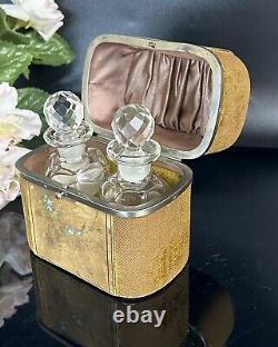 Ensemble de parfum ancien Deux bouteilles en verre dans un étui de voyage en velours France 19ème siècle