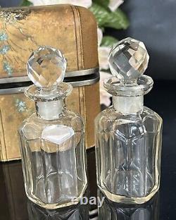 Ensemble de parfum ancien Deux bouteilles en verre dans un étui de voyage en velours France 19ème siècle