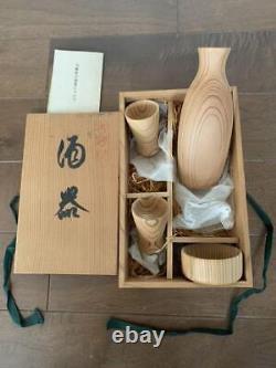 Ensemble de saké en cèdre de Yoshino avec Tokkuri et deux tasses Choko