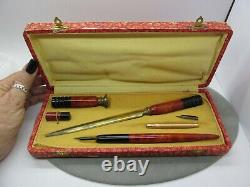 Ensemble de stylos-plumes en bakélite avec gravures profondes et deux tons, d'époque, de Tunisie, dans leur boîte d'origine.