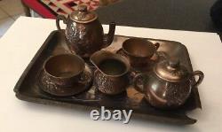 Ensemble de thé miniature en cuivre pour enfant du 19e siècle du Japon antique, pour deux personnes sur un plateau.