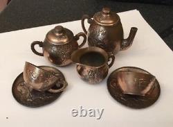Ensemble de thé miniature en cuivre pour enfant du 19e siècle du Japon antique, pour deux personnes sur un plateau.
