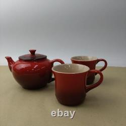 Ensemble de théière et deux tasses Le Creuset en boîte rouge cerise