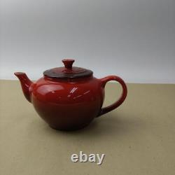 Ensemble de théière et deux tasses Le Creuset en boîte rouge cerise