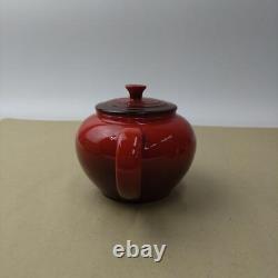 Ensemble de théière et deux tasses Le Creuset en boîte rouge cerise