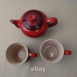 Ensemble de théière et deux tasses Le Creuset en boîte rouge cerise