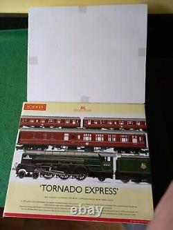 Ensemble de trains Hornby Railways TORNADO EXPRESS avec locomotive A1 et 3 voitures