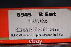 Ensemble de voitures HO Rivarossi 6945 B de la Great Northern des années 1930, comprenant un wagon postal, un duplex et un wagon-lit.