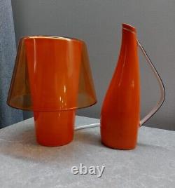 Ensemble vintage de deux articles du milieu du siècle : lampe IKEA et carafe en céramique de l'URSS