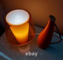 Ensemble vintage de deux articles du milieu du siècle : lampe IKEA et carafe en céramique de l'URSS