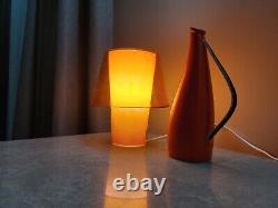 Ensemble vintage de deux articles du milieu du siècle : lampe IKEA et carafe en céramique de l'URSS