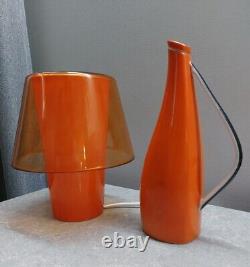 Ensemble vintage de deux articles du milieu du siècle : lampe IKEA et carafe en céramique de l'URSS