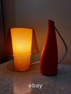 Ensemble vintage de deux articles du milieu du siècle : lampe IKEA et carafe en céramique de l'URSS