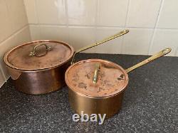 Ensemble vintage de deux casseroles en cuivre et laiton avec couvercles. Jamais utilisées.