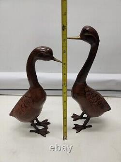 Ensemble vintage de deux statues en laiton coulé représentant des oies canards d'oiseaux