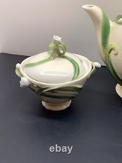 Fête au jardin de la compagnie de deux Narcissus Teapot avec couvercles à sucre et crémier NOS