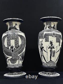 Grand ensemble de deux vases décoratifs égyptiens faits à la main avec le dieu et la déesse égyptiens