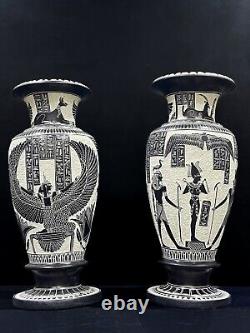 Grand ensemble de deux vases décoratifs égyptiens faits à la main avec le dieu et la déesse égyptiens
