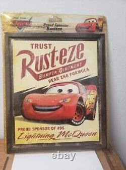 Lot de deux panneaux publicitaires vintage Disney Pixar Cars représentant Lightning Mcqueen et Tow Mater