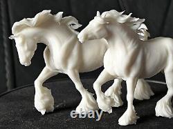 Modèle de cheval Breyer en résine - Paire de chevaux Shire tirant des juments - Ensemble de deux - Résine blanche SM
