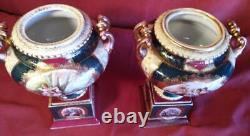 Paire d'urnes vases en porcelaine ancienne vintage antique de Vienne royale