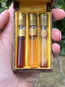 RARE Antique Edwardian Set Of Perfumes Two Nearly Unused Made In Grasse
 <br/>   
?<br/> 


RARE Ensemble de parfums anciens de l'ère édouardienne, deux presque inutilisés, fabriqués à Grasse