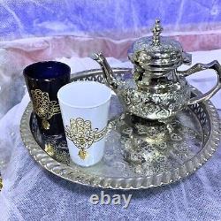 Service à thé marocain fait à la main, avec théière en argent, plateau et deux verres en forme de main de Hamsa