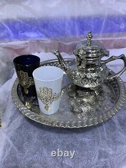 Service à thé marocain fait à la main, avec théière en argent, plateau et deux verres en forme de main de Hamsa